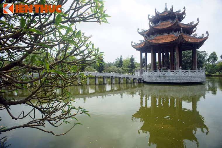 Ngoài khu vực chùa chính, chùa Nôm còn nhiều công trình kiến trúc khác, trong đó ấn tượng nhất là lầu Quan Âm nằm giữa một hồ nước trong khuôn viên chùa. Tòa lầu nguy nga này nối với bờ bằng một cây cầu đá mô phỏng cây cầu Nôm cổ.