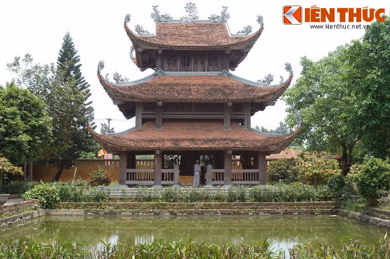 So với nhiều ngôi chùa cổ Bắc Bộ khác, lầu chuông và lầu trống của chùa Nôm đồ sộ hiếm thấy, có ba tầng mái cong vút dựng trên bộ khung gỗ chắc chắn.