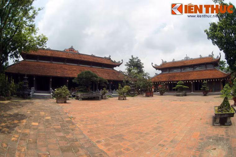 Nhà thờ Tổ và nhà khách nằm phía sau khu chùa chính, có quy mô khá bề thế giữa một không gian rộng lớn.