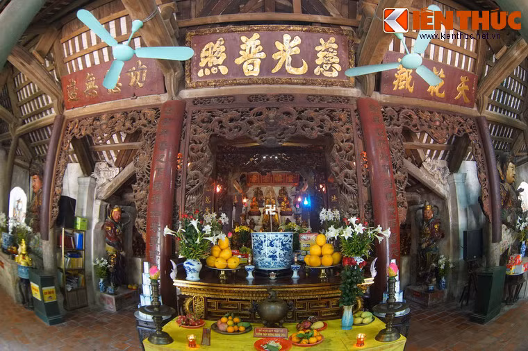 Không gian bên trong tòa tam bảo được bài trí theo kiểu cách điển hình của các ngôi chùa cổ miền Bắc.