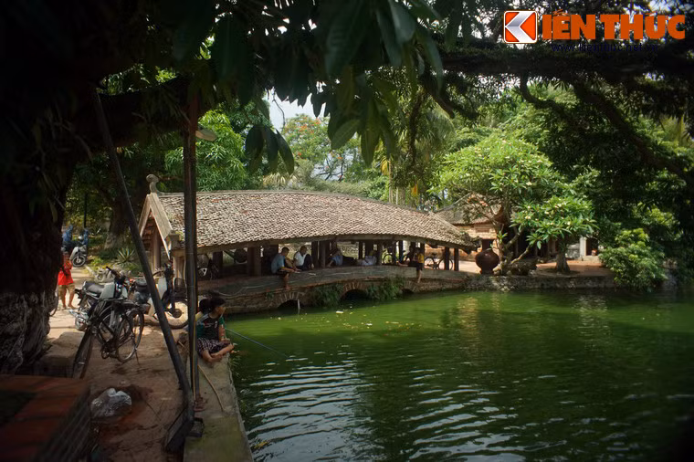 Theo truyền thống, những Phật tử vào chùa làm lễ khi đi qua cầu sẽ cầu chúc những điều tốt lành cho gia đình, người thân.