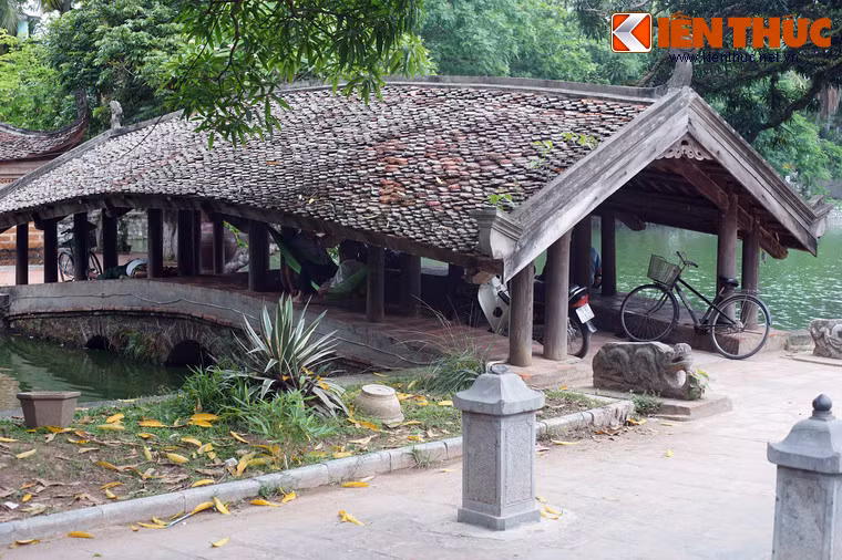 Theo sử sách ghi lại, hai cầu này do "Trạng Bùng" Phùng Khắc Khoan cho xây để cung tiến chùa vào đầu thế kỷ 17, sau chuyến đi sứ nhà Minh.