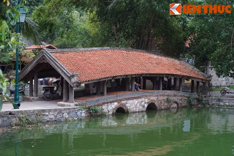 Tương truyền, Phùng Khắc Khoan đã dùng thuật phong thủy để diễn giải rằng chùa Thầy được xây trên trán rồng, cầu Nhật Tiên và Nguyên Tiên có hình dáng cong cong, chính là cặp mí mắt rồng...