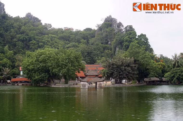 Bi mat phong thuy cua hai cay cau ngoi co chua Thay