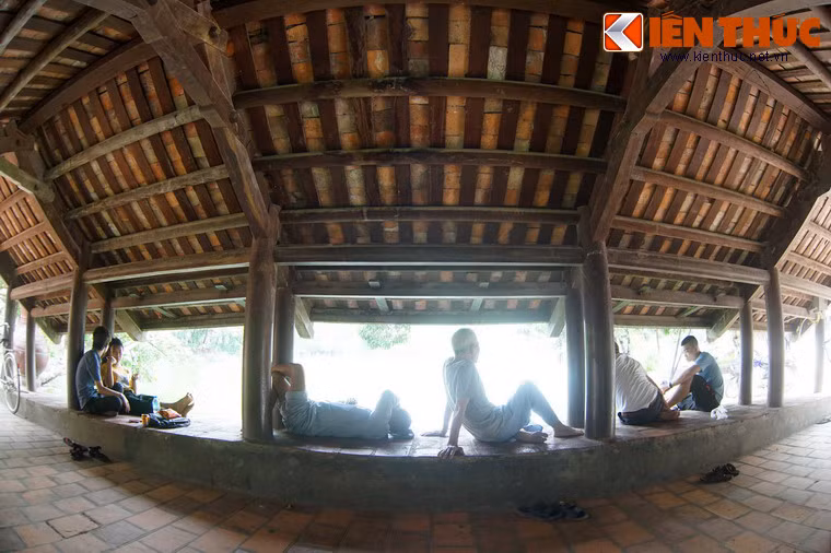 Đối với người dân trong vùng, hai cây cầu ngói của chùa Thầy vừa là cầu, vừa là quán: Vừa là lối đi lại, vừa là chỗ ngồi nghỉ ngơi, hóng mát...