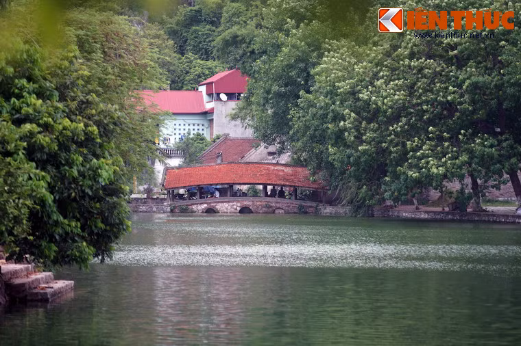 Cầu Nguyệt Tiên nối làng xóm với chùa và vào đường lên núi Sài Sơn.