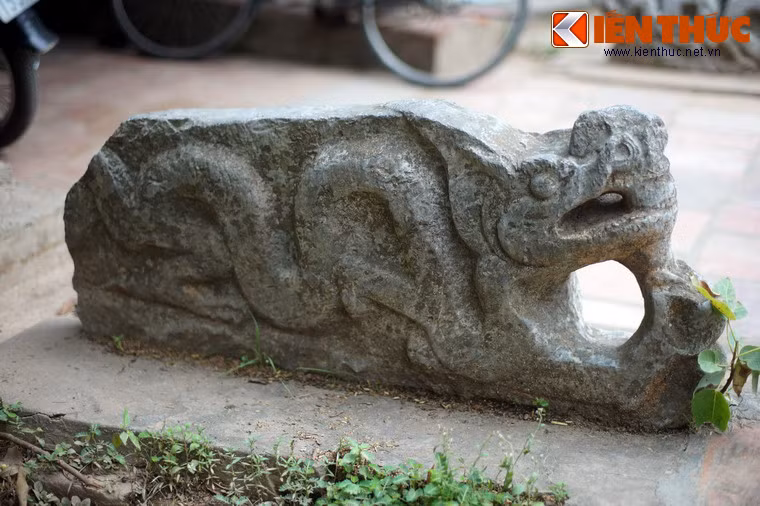 Trước mỗi cầu đều có một cặp rồng đá cổ.