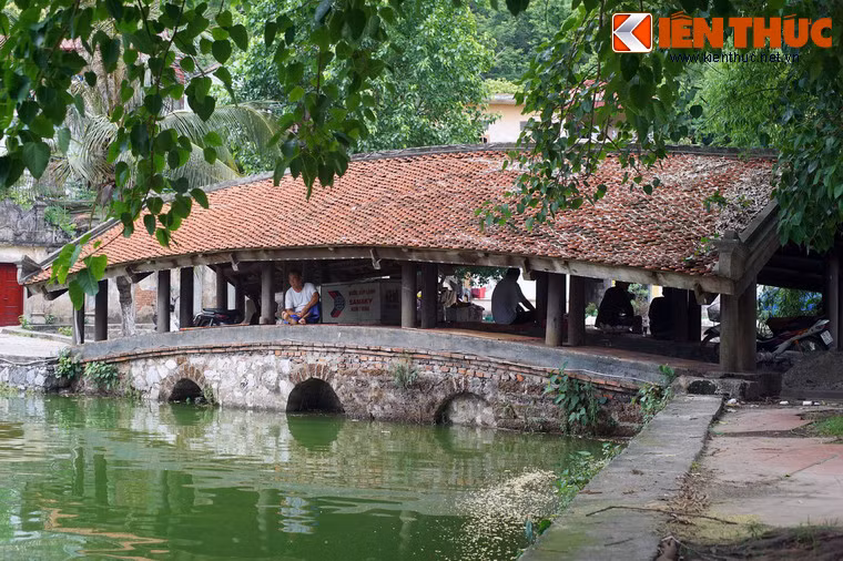 Điều này vừa là một minh chứng cho sự giao hòa giữa đạo Phật với văn hóa truyền thống của người Việt, vừa thổi vào những ý nghĩa mới cho cây cầu ngói truyền thống.