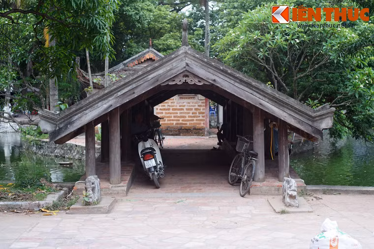 ... Khoảng không mặt nước được ngăn cách với hồ Long Chiểu bởi hai cây cầu chính là cặp mắt rồng.