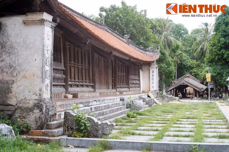 Cầu ngói vốn là dạng kiến trúc phổ biến của làng xóm, hiếm khi hiện diện trong các chùa chiền của người Việt xưa. Vì vậy, việc xuất hiện trong một không gian Phật giáo đã đem lại sự đặc biệt cho hai cây cầu ngói của chùa Thầy.