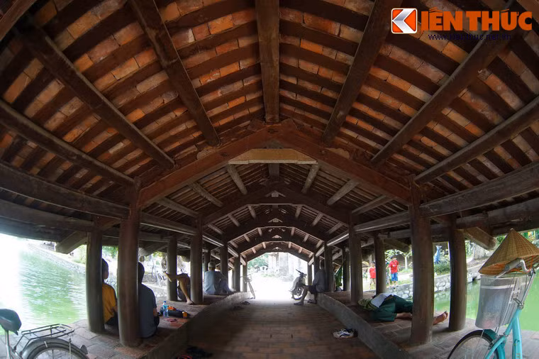 Hai bên thành cầu thông thoáng, có lan can thấp được làm rộng ra để làm nơi nghỉ chân cho khách thập phương.