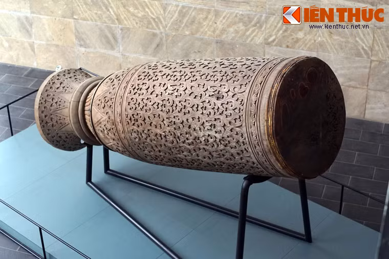 Chiếc trống này có nguồn gốc từ thánh đường Hồi giáo ở Tagaya, thuộc đảo Mindanao của Philippines, do một tín đồ giàu có thuê thợ làm và cúng dường vào thập niên 1960.