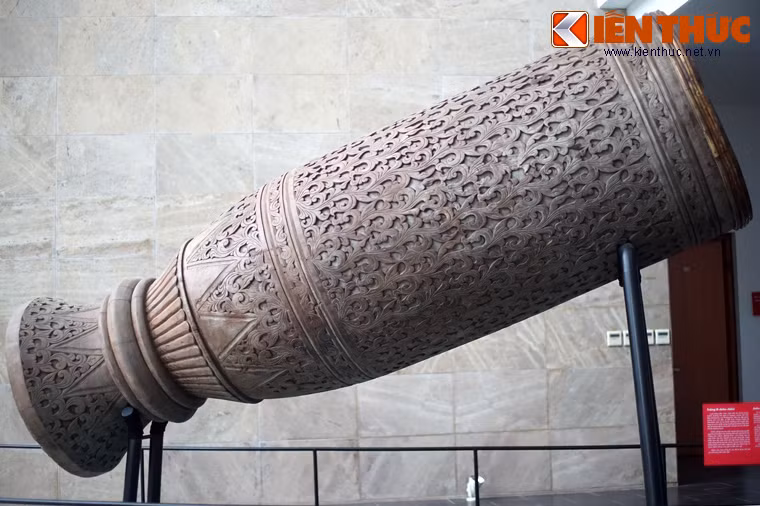 Hình dáng của trống khá kỳ lạ với thân thuôn dài và thắt lại ở gần đáy, không giống với các kiểu trống thường thấy trên thế giới.