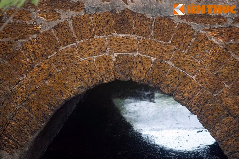 Phần Hạ Kiều có ba cống được cuốn bằng đá ong, đẽo múi cam.