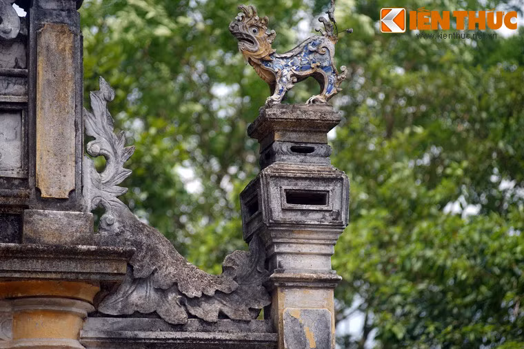 Phía trên đầu hồi có ô lõm, gờ chỉ, đắp vẽ hoa lá, triện rút, đầu trụ lồng đèn, tạo tác rất tinh xảo.