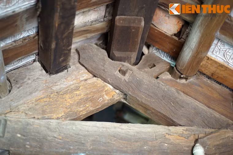 Kết cầu khung cầu là các vì liên kết bằng kèo suốt, có cầu nối hai ngọn kèo, xà nách nối cột cái với cột con, không dùng đinh ốc, theo lối xây dựng truyền thống của người Việt.