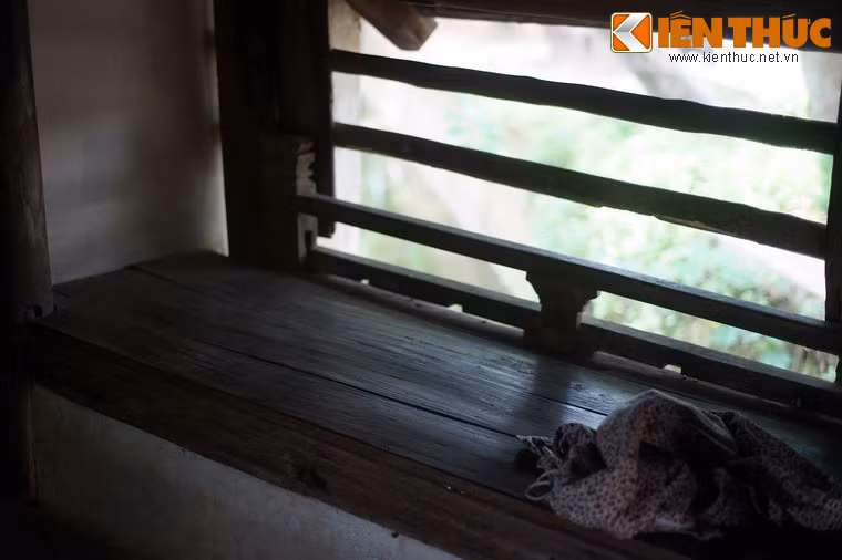 Bai gian bên để trống làm sạp gỗ, là nơi nghỉ chân của người làng.