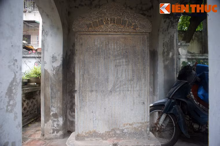 Bên trong nhà bia đặt một tấm bia cổ ghi lại thân thế, sự nghiệp, ca ngợi công đức của quan đại thần Nguyễn Trọng Hợp.