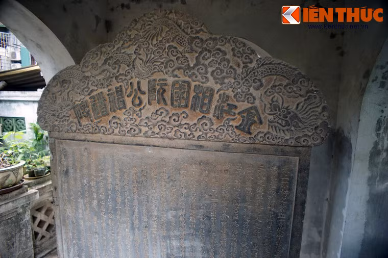 Trán bia chạm khắc rất tinh xảo.