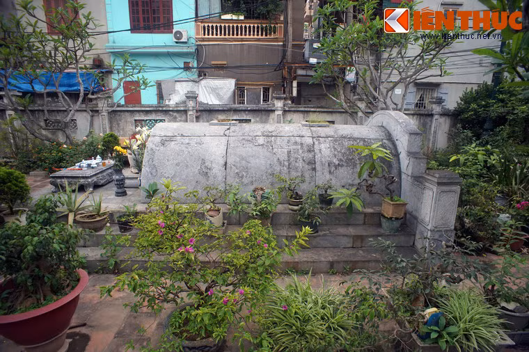 Công trình được ghép từ những phiến đá lớn, gia công rất chính xác.