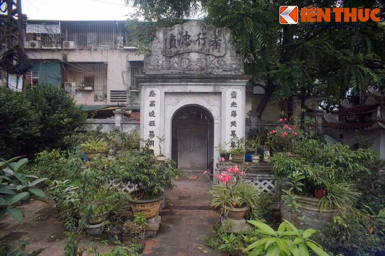 Phía sau mộ là nhà bia.