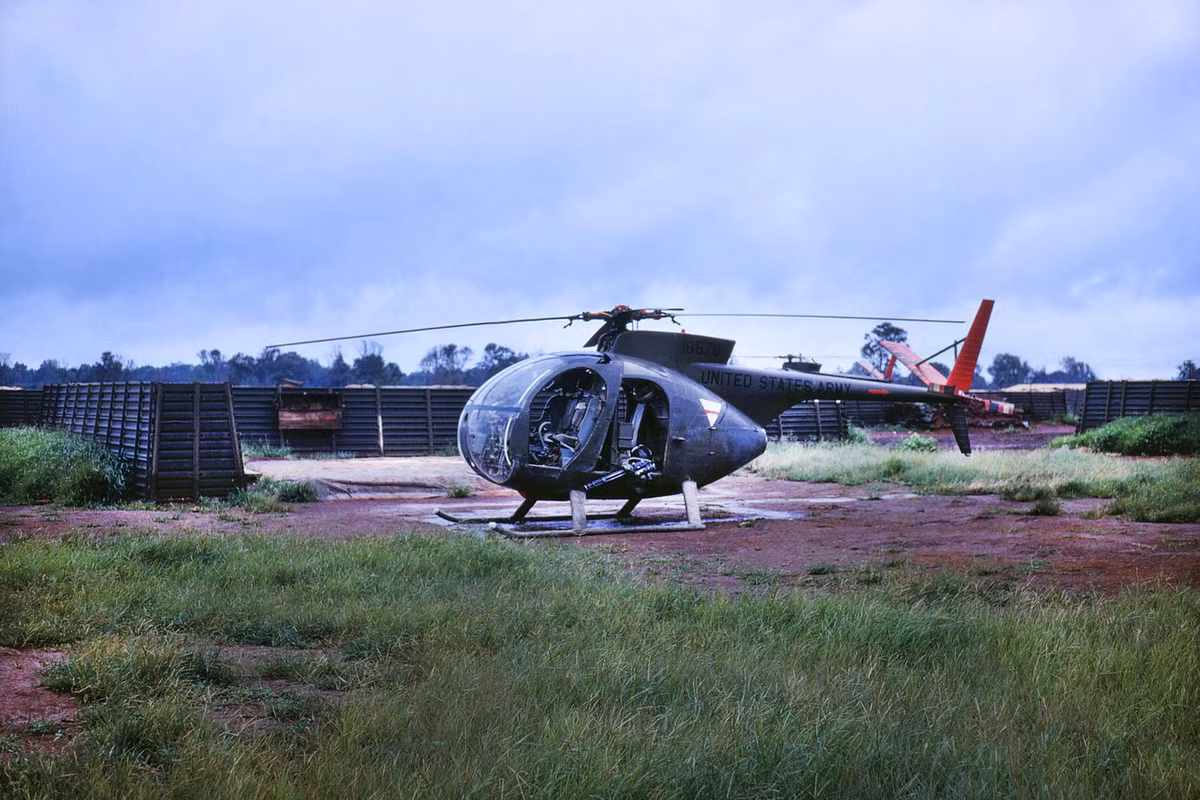 Một chiếc trực thăng hạng nhẹ Hughes OH-6 Cayuse trong căn cứ. Ảnh: Mike Gilmore.