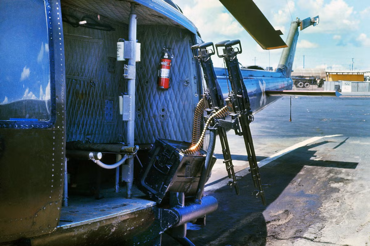 Hai khẩu súng máy M-60s được lắp trên giá súng của một chiếc trực thăng. Ảnh: Mike Gilmore.