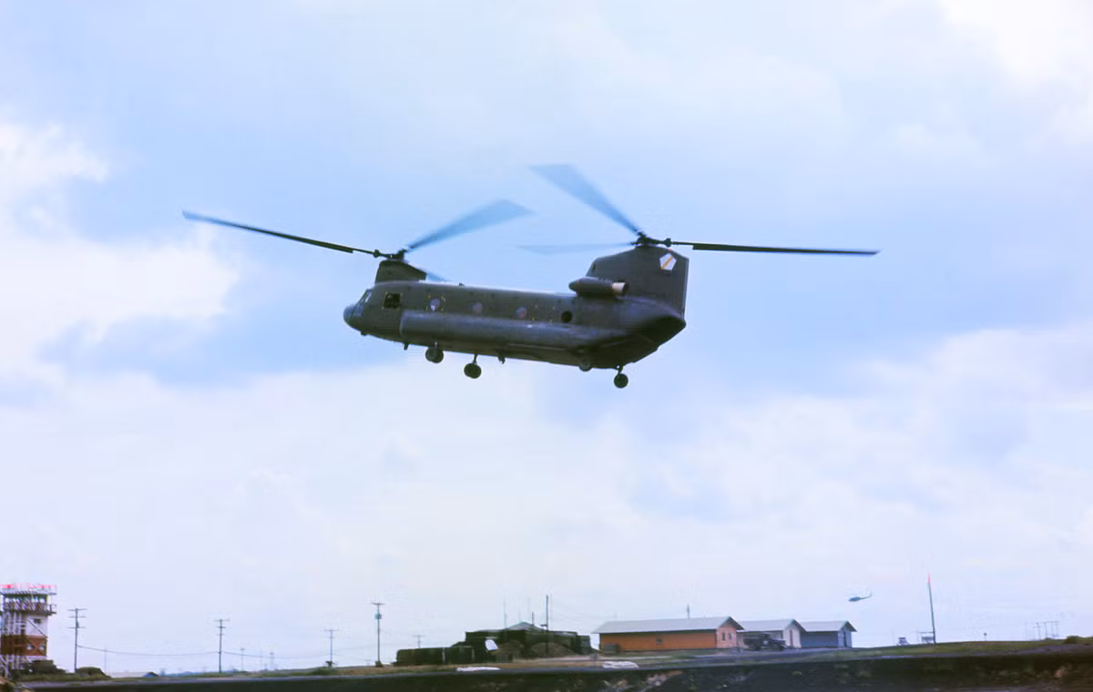 Trực thăng CH-47 Chinook hạ cánh xuống căn cứ. Ảnh: Mike Gilmore.