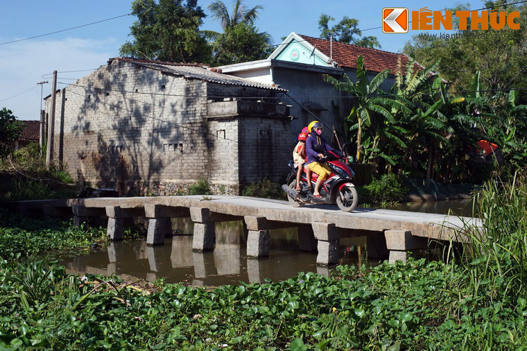 Nằm ở xã Trung Thành, huyện Yên Thành, tỉnh Nghệ An, cầu đá Trung Thành là cây cầu đá cổ hiếm hoi còn được gìn giữ ở miền Trung. Theo văn bia, cầu có từ thế kỷ 19. Do xuống cấp theo thời gian, đến năm 1988 cầu được nhân dân xã Trung Thành tu sửa lại.