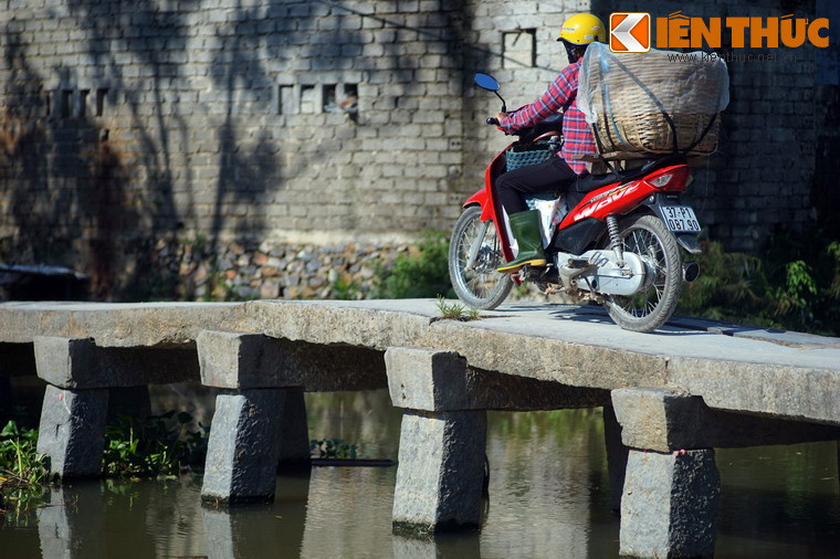 Mỗi thanh dầm cầu dài 3,5m, được đục chốt đá chắc chắn, phía dưới là hai trụ cầu. Phía giữa cầu cao hơn 0,3m so với hai đầu cầu, khiến cho cây cầu có độ cong vừa phải.