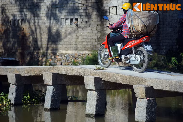 Mỗi thanh dầm cầu dài 3,5m, được đục chốt đá chắc chắn, phía dưới là hai trụ cầu. Phía giữa cầu cao hơn 0,3m so với hai đầu cầu, khiến cho cây cầu có độ cong vừa phải.