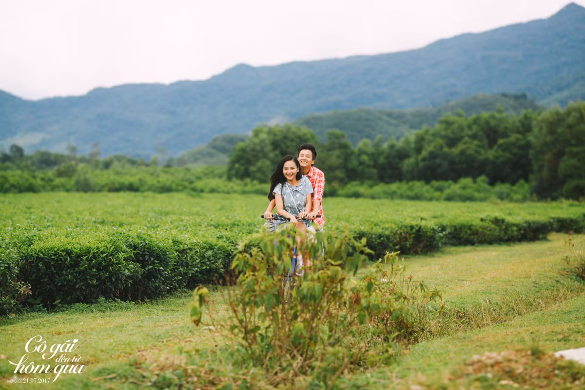 Trong Cô gái đến từ hôm qua, Miu Lê và Ngô Kiến Huy sẽ được trở về thời học trò với nhiều trò tinh nghịch, nhưng cũng có không ít cảnh quay lãng mạng và tình cảm. Cặp đôi sẽ khơi gợi lại những ký ức thanh xuân đầy trong trẻo trong lòng mỗi khán giả yêu điện ảnh.