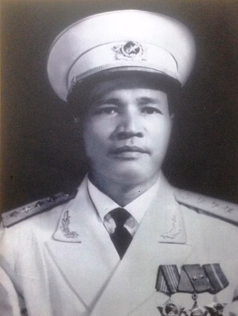 Đại tướng Nguyễn Chí Thanh (1914-1967), được phong quân hàm đại tướng năm 1959. Chủ nhiệm Tổng cục Chính trị; huân chương Sao vàng (truy tặng); Ủy viên Bộ Chính trị các khóa II, III.