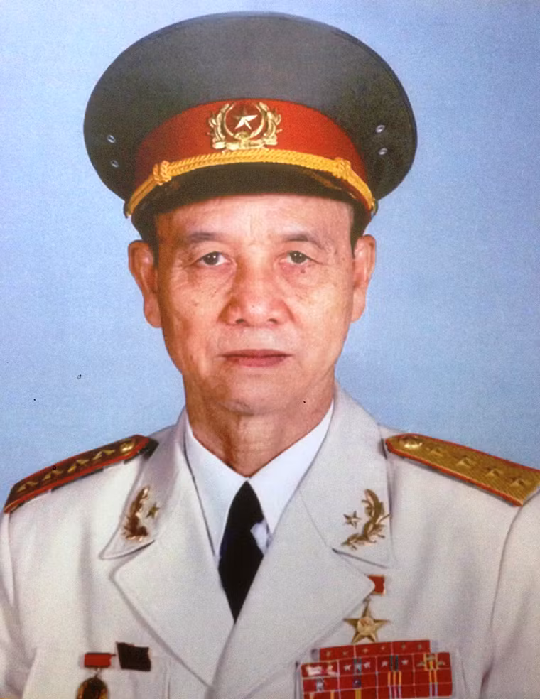 Đại tướng Phạm Văn Trà (1935), được phong Đại tướng năm 2003. Bộ trưởng Bộ Quốc phòng (1997-2006); Ủy viên Bộ Chính trị khóa VIII, IX. Anh hùng Lực lượng Vũ trang Nhân dân.