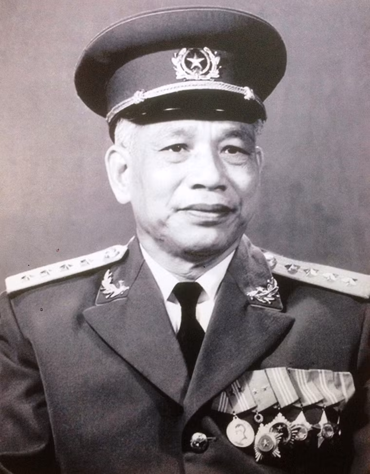 Đại tướng Văn Tiến Dũng (1917-2002), được phong Đại tướng năm 1974. Bộ trưởng Bộ Quốc phòng; Ủy viên Bộ Chính trị khóa IV, V. Bí thư Đảng ủy Quân sự Trung ương. Huân chương Sao vàng.