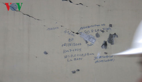 Hiện trạng các vết nứt trong hầm Hải Vân 1.