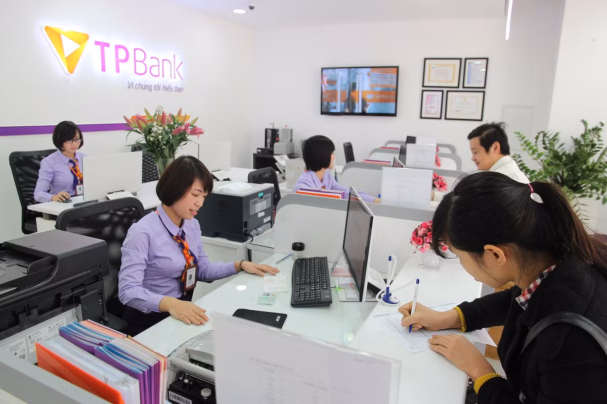  4. Ngân hàng TPBank Lợi nhuận trước thuế của Ngân hàng TMCP Tiên Phong (TPBank) đến hết quý III/2017 đạt 807 tỷ đồng, vượt mức kế hoạch lợi nhuận cả năm. Tính đến hết quý III/2017, sau trích lập dự phòng rủi ro, lợi nhuận của TPBank đạt 807 tỷ đồng, vượt kế hoạch lợi nhuận 780 tỷ đồng đã đề ra cho cả năm 2017. Ảnh: btc.edu.vn.
