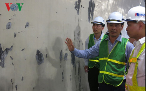 Thứ trưởng Lê Đình Thọ yêu cầu chủ đầu tư thường xuyên kiểm tra các vết nứt.