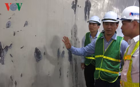 Thứ trưởng Lê Đình Thọ yêu cầu chủ đầu tư thường xuyên kiểm tra các vết nứt.