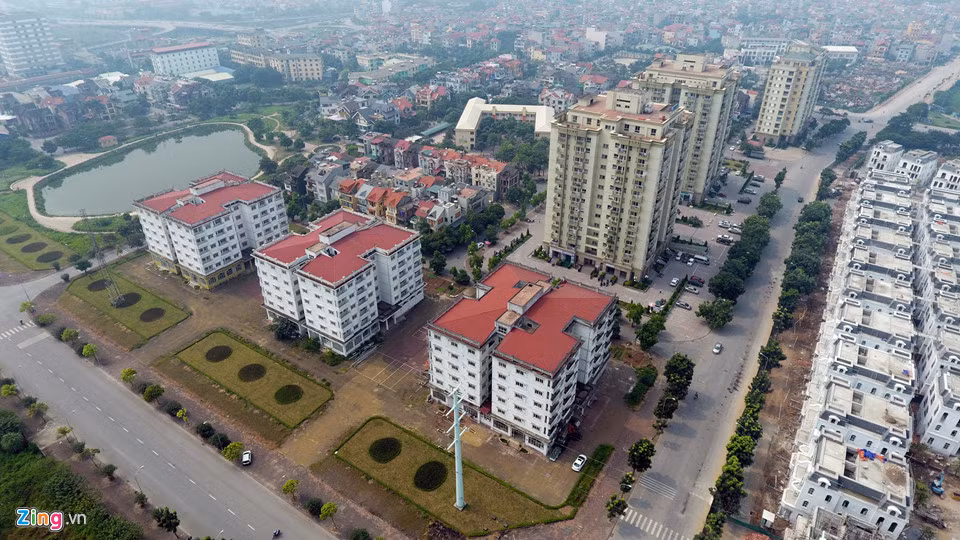 Can canh 3 toa nha tai dinh cu bo hoang sap bi pha bo