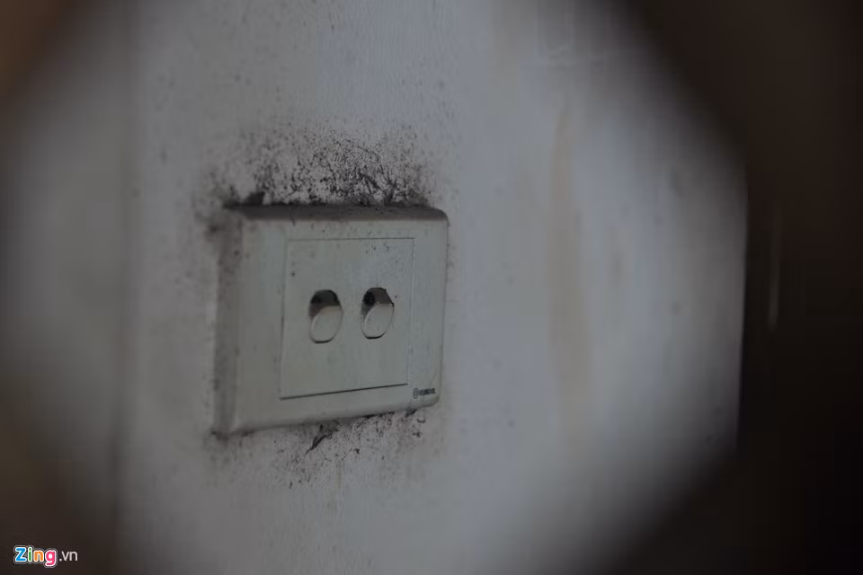 Ổ điện để lâu ngày bám đầy bụi bẩn. Ảnh: Zing.