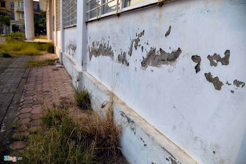 Hiện trạng tường nhà bị bong tróc, xuống cấp Ảnh: Zing.