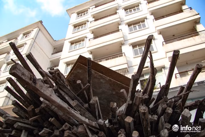 Vị trí sân trước của các khu nhà cũng được trưng dụng làm nơi để vật liệu như bê tông, gỗ, sắt... Ảnh: Infornet.