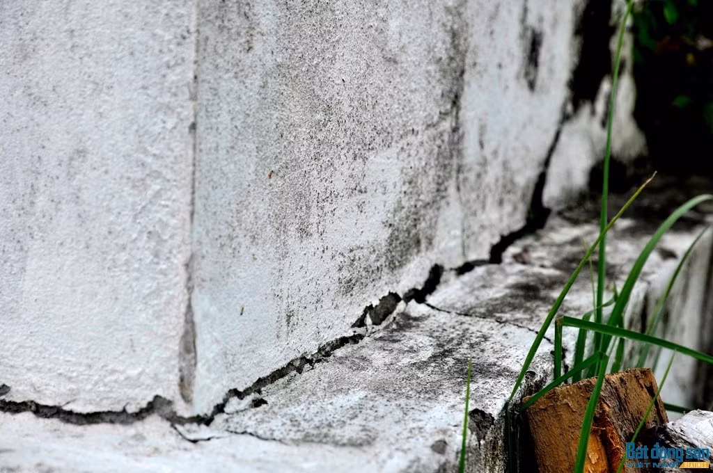 Tường móng của tòa nhà NO4 B đã xuống cấp, nứt nẻ. Ảnh: Reatimes.vn.