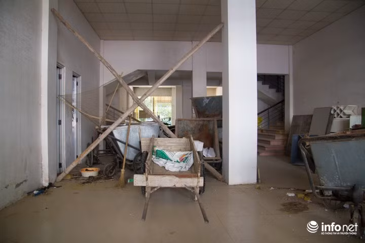 Do bị bỏ hoang nhiều năm nay nên nhiều khu vực của tòa nhà đã được trưng dụng cho những mục đích khác, thậm chí để xe thu rác Ảnh: Infornet.