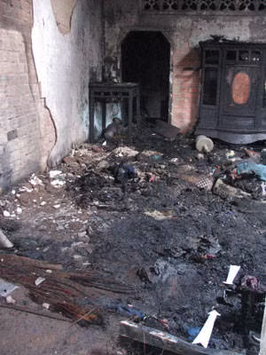 Suốt thời gian dài căn nhà bị bỏ hoang phế mà theo chính quyền địa phương thì có thể do biến cố quá đau thương đã khiến người thân của chủ căn nhà không muốn lui đến nữa. Ảnh: Internet.