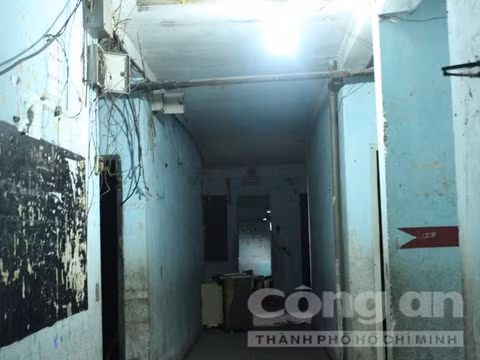 Sau năm 1975, đây là nơi sinh sống của gần 600 hộ dân với hơn 2.500 nhân khẩu. Năm 2002, TP.HCM quyết định di dời chung cư được cho là hoang tàn, u ám nhất Sài Gòn. Tuy nhiên, đến nay vẫn còn 10 hộ sống bên trong. Ảnh: CA TP.HCM.