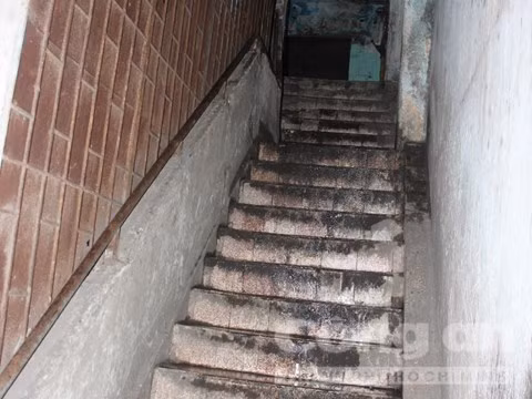 Khoảng 10 năm trở lại đây, chung cư này xuống cấp trầm trọng nhưng không được tu sửa. Ảnh: CA TP.HCM.