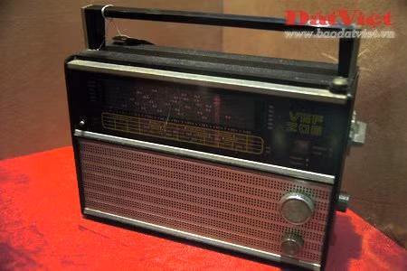 Nếu ngày nay, có một chiếc máy nghe nhạc MP3 là điều quá bình thường thì vào thời bao cấp, chàng trai nào xách chiếc đài bán dẫn to đùng mở nhạc xập xình giữa chúng bạn ngay lập tức sẽ trở thành “hot boy” trong mắt các cô gái. Ảnh: Đất Việt.