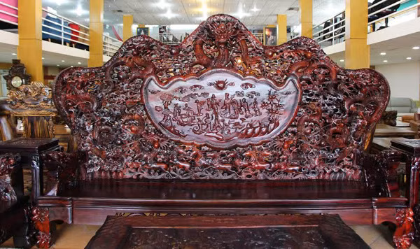 Một băng ghế dài với kích thước dài 340cm, cao 210 cm, nặng gần 4 tấn; Băng ghế đủ không gian cho 6 người ngồi. Bốn ghế đơn, mỗi chiếc cao 200 cm, Dài 160cm, và nặng gần 1 tấn. Ảnh: Vietnamnet.